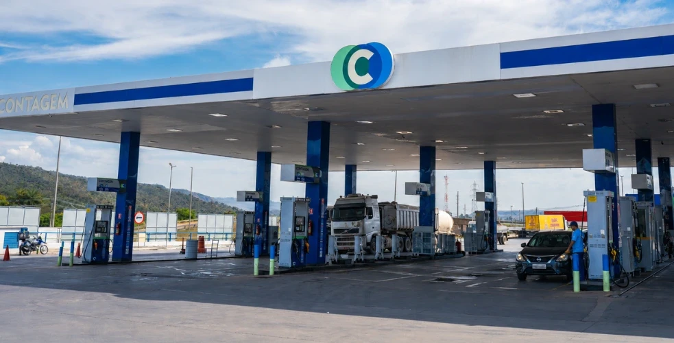 Gasolina aditivada vs. gasolina comum: quando faz diferença e quando é só pagar mais